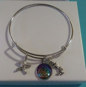 Mermaid charm bangle (red iridescent)